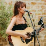 Chanteuse guitare mariage